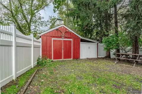 Exterior - 6913 Bear Ridge Rd, Pendleton, NY 14120 photo 6 of 13