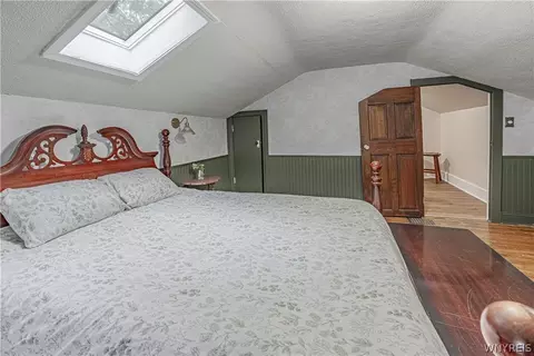 Bedroom - 6913 Bear Ridge Rd, Pendleton, NY 14120 photo 3 of 5