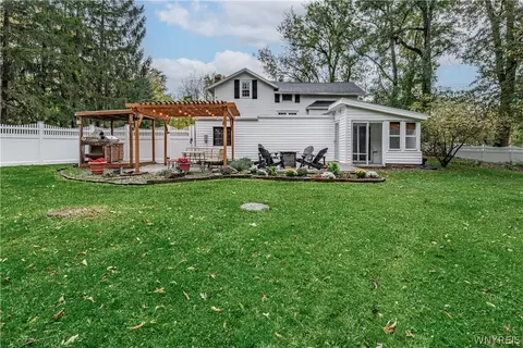 Exterior - 6913 Bear Ridge Rd, Pendleton, NY 14120 photo 9 of 13