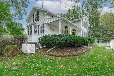 Exterior - 6913 Bear Ridge Rd, Pendleton, NY 14120 photo 3 of 13