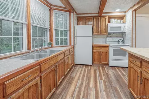 Kitchen - 6913 Bear Ridge Rd, Pendleton, NY 14120 photo 3 of 3