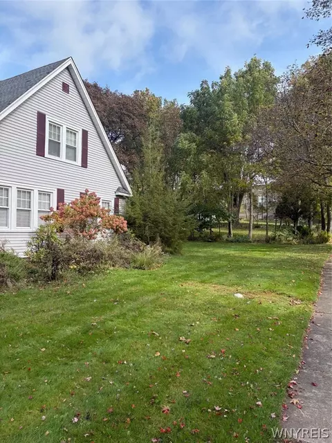 Exterior - 41 Ambleside Dr, Lockport, NY 14094 photo 3 of 8
