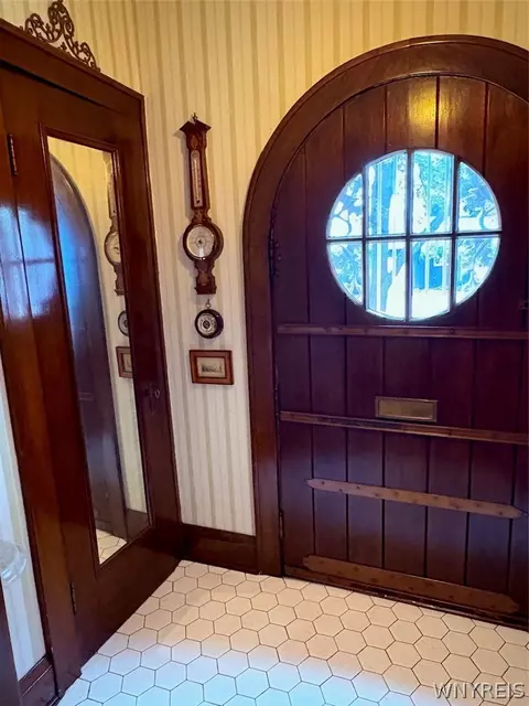 Entry Way - 41 Ambleside Dr, Lockport, NY 14094 photo 2 of 5