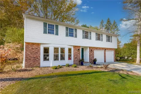 6 Stonehenge Ct, Orchard Park, NY 14127