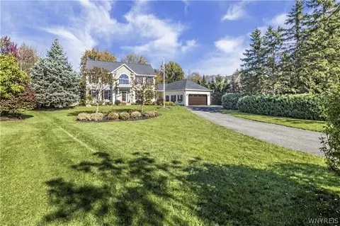 194 Golden Pheasant Dr, Getzville, NY 14068