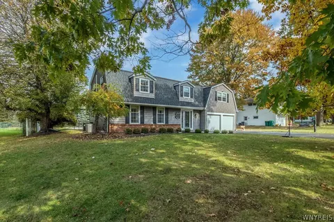 9150 Hillview Dr, Clarence, NY 14031