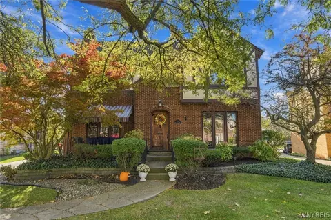 211 Deerhurst Park Blvd, Buffalo, NY 14217