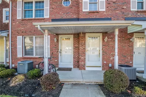 33 Olde Stone Ln, Lancaster, NY 14086