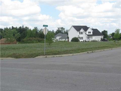 8 Joseph Dr, Lancaster, NY 14086 photo 2