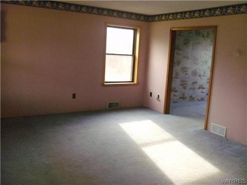 5500 Oakwood Dr, Pendleton, NY 14120 photo 3