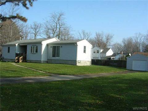 6633 Wayne Dr, Evans, NY 14047 photo 1