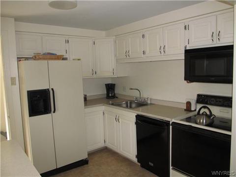 320 Wrexham Ct N, Tonawanda, NY 14150 photo 2