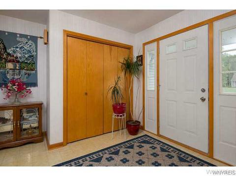 7012 Hidden Oak Dr, Pendleton, NY 14094 photo 2