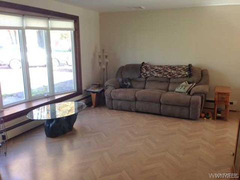 5024 Oakwood Dr, Pendleton, NY 14120 photo 2