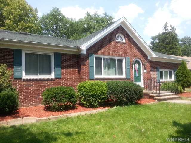 244 E Treehaven Rd, Buffalo, NY 14215 photo 1