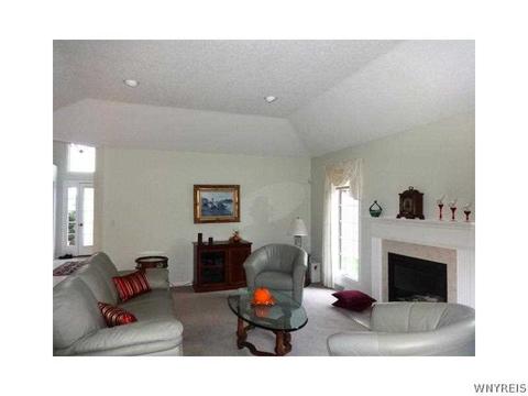 65 Sutherland Ct, Buffalo, NY 14221 photo 4