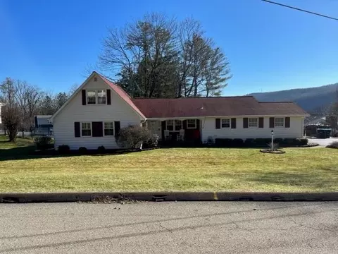 512 Pinewoods Cr, Elmira, NY 14905