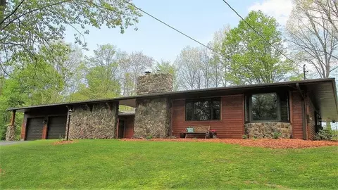 5 Wynmere Dr, Veteran, NY 14845