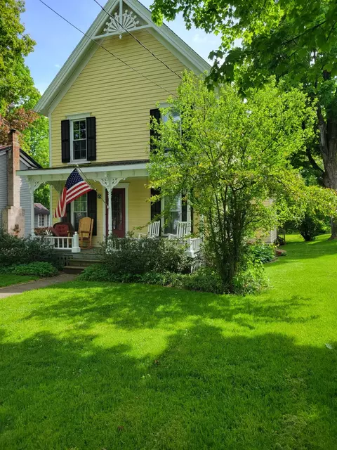 51 Broad St, Morris, NY 13808