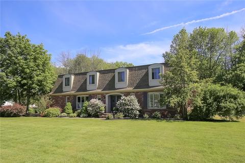 5 Esternay Ln, Pittsford, NY 14534