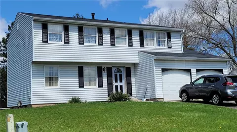 48 Coachlight Cir, Farmington, NY 14425
