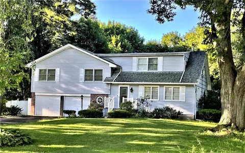 12 Arlington Dr, Pittsford, NY 14534