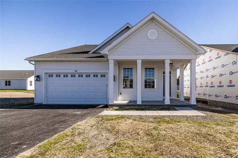 96 Thompson Ln, Canandaigua, NY 14424