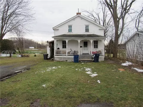 26 Montezuma St, Lyons, NY 14489