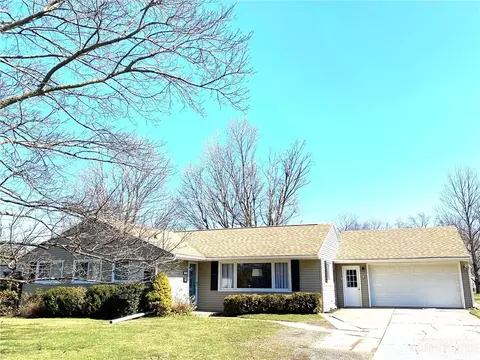 8 Hillcrest Dr, Pomfret, NY 14063