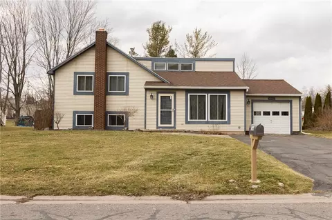 5752 Clover Meadow Ln, Farmington, NY 14425