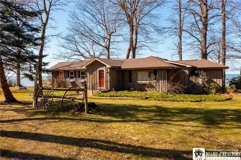 5666 Parkview Ln, Fredonia, NY 14063