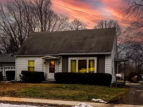 52 Park St, Phelps, NY 14532