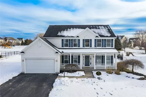 11 Finch Wood Ln, Penfield, NY 14526
