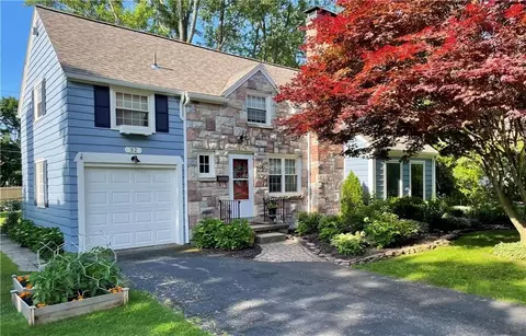 32 Pickford Dr, Rochester, NY 14618