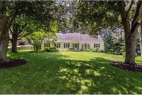 29 Charmwood Rd, Pittsford, NY 14534