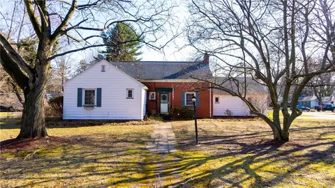 7 Thatcher Rd, Irondequoit, NY 14617
