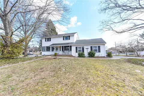 8 Meyerhill Cir W, Irondequoit, NY 14617