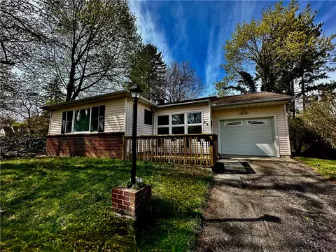 24 Meadowcroft Rd, Irondequoit, NY 14609