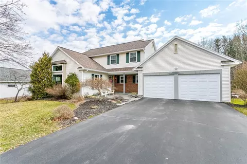 14 Cannock Dr, Perinton, NY 14450
