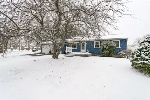 11 Gannett Rd, Farmington, NY 14425