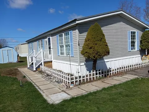 10 Oak Dr, Hamlin, NY 14464
