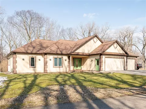 333 Birch Hills Dr, Irondequoit, NY 14622