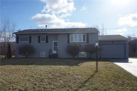 82 Patrician Dr N, Rochester, NY 14623
