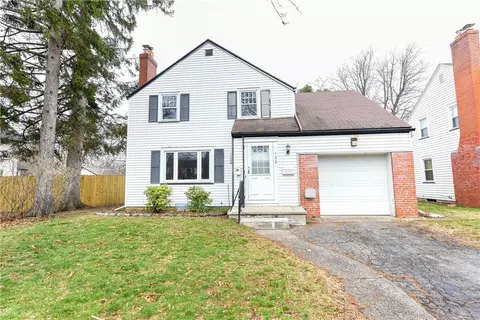 136 Montclair Dr, Irondequoit, NY 14617