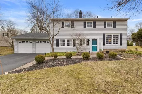 70 Parkridge Dr, Pittsford, NY 14534