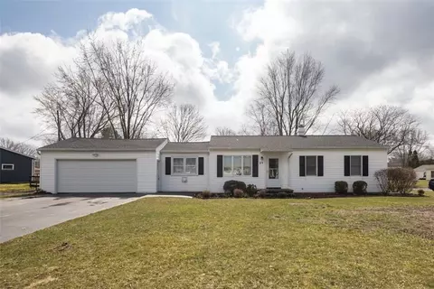 23 Peach Blossom Rd N, Parma, NY 14468