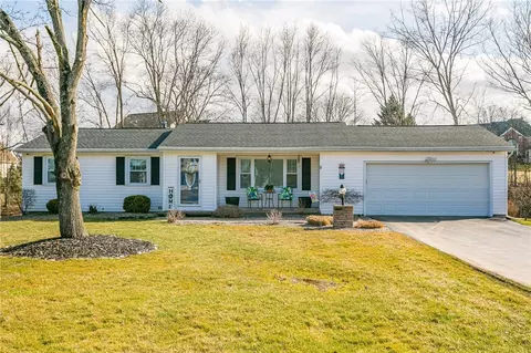 11 Golf Stream Dr, Perinton, NY 14526