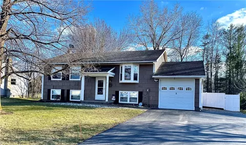 9 Brooktree Cir, Macedon, NY 14502