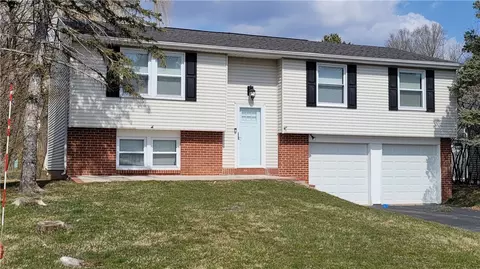 5778 Limestone Ln, Farmington, NY 14425
