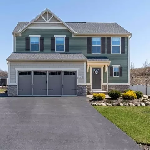 1099 Harlowe Ln, Farmington, NY 14425